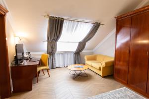 Televízia a/alebo spoločenská miestnosť v ubytovaní Hotel Waldinger