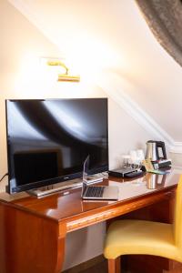 Televízia a/alebo spoločenská miestnosť v ubytovaní Hotel Waldinger
