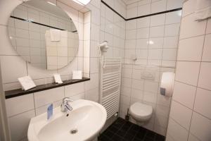 Koupelna v ubytování Hotel Princenhof + 22 fotografií