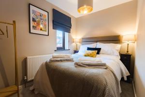 Voodi või voodid majutusasutuse Hullidays》Marina Town House toas