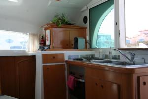 Kuchyň nebo kuchyňský kout v ubytování Superbe catamaran