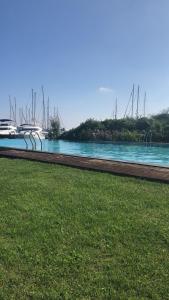 Bazén v ubytování Superbe catamaran nebo v jeho okolí