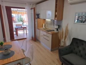 Kuchyňa alebo kuchynka v ubytovaní Apartment Antišin