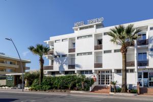 biały hotel z palmami przed nim w obiekcie Hotel Tirreno w mieście Latina +20 zdjęć