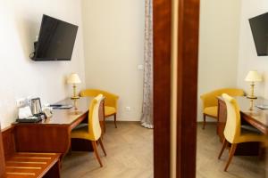 Televízia a/alebo spoločenská miestnosť v ubytovaní Hotel Waldinger