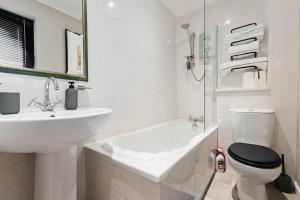 Vannituba majutusasutuses Hullidays》Marina Town House +15 fotot