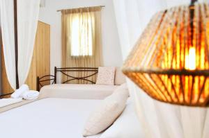 Postel nebo postele na pokoji v ubytování Louros rooms