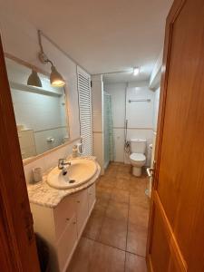 ein Badezimmer mit Waschbecken und Toilette in der Unterkunft Sweet Life in Costa Del Silencio
