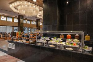 una linea a buffet con molti tipi diversi di cibo di InterContinental Taif by IHG a Taif