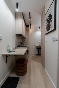 Η κουζίνα ή μικρή κουζίνα στο Grunwald Raszyńska Studios +35 φωτογραφίες