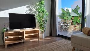 Et tv og/eller underholdning på El Palmeral - House with pool in Corralejo