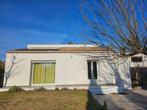 ル・トールにあるMaison au bord de l'eauの白家