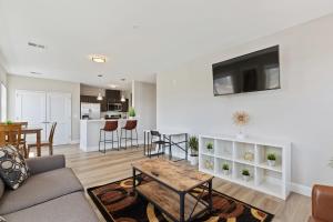 ニューアークにあるDowntown NWK 1BR- Free Parking Easy NYC Accessのソファとテーブルのあるリビングルーム