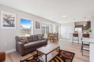 ニューアークにあるDowntown NWK 1BR- Free Parking Easy NYC Accessのソファとテーブルのあるリビングルーム