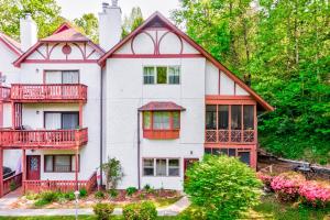 ヘレンにあるCool River Condo I & IIの赤縁大白家
