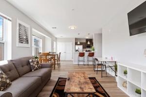 ニューアークにあるDowntown NWK 1BR- Free Parking Easy NYC Accessのソファとテーブルのあるリビングルームとキッチン +8枚の写真