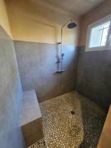 ル・トールにあるMaison au bord de l'eauのバスルーム(ガラス張りの床のシャワー付) +12枚の写真