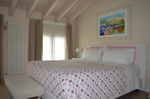 sypialnia z łóżkiem z czerwoną i białą narzutą w obiekcie B&B La Fiaba w Sirmione