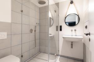 ein Badezimmer mit Dusche und Waschbecken in der Unterkunft COOLEST Apartment in Berlin, easy Check-in, Industrial Style, close to center #3 in Berlin + 7 Fotos