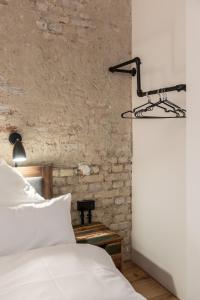Ein Bett oder Betten in einem Zimmer der Unterkunft COOLEST Apartment in Berlin, easy Check-in, Industrial Style, close to center #3