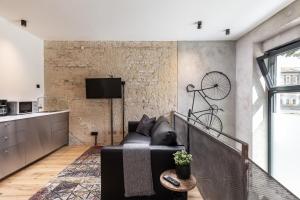 ein Wohnzimmer mit Couch und Fernseher in der Unterkunft COOLEST Apartment in Berlin, easy Check-in, Industrial Style, close to center #3 in Berlin