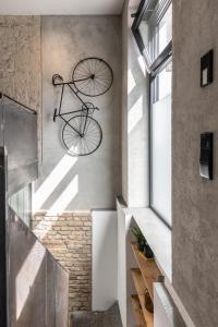 Ein Fahrrad hängt an der Wand eines Hauses in der Unterkunft COOLEST Apartment in Berlin, easy Check-in, Industrial Style, close to center #3 in Berlin