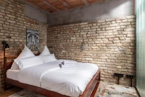 Schlafzimmer mit Ziegelwand und Bett in der Unterkunft COOLEST Apartment in Berlin, easy Check-in, Industrial Style, close to center #3 in Berlin