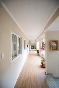 een lege gang in een huis met houten vloeren bij Life Hotel Infinity in Gramado +44 foto's