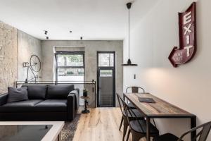 ein Wohnzimmer mit einer Couch und einem Tisch in der Unterkunft COOLEST Apartment in Berlin, easy Check-in, Industrial Style, close to center #3 in Berlin