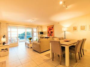 una sala de estar con una mesa y un sofá en Goldwater 7, en Gordonʼs Bay