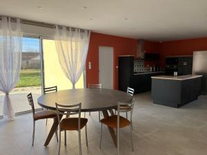 a kitchen and dining room with a table and chairs at Parenthèse Nature, Zoo de Beauval-Châteaux de La Loire, WIFI, 3 chambres, 4 lits, 2 sdb in Millançay