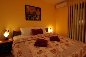 Postel nebo postele na pokoji v ubytování IWA CENTAR Apartments & Wellness