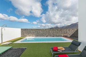 Bazén v ubytování Luxury Villa Lanzarote nebo v jeho okolí