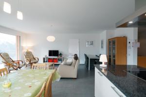 TV in/ali zabaviščno središče v nastanitvi Apartment Elona