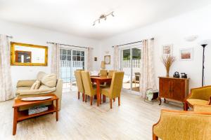 a living room with a table and a couch at Villa Audiência 145 in Castro Marim