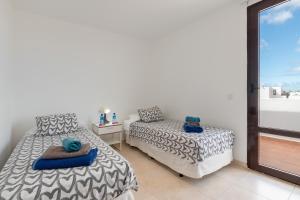 Postel nebo postele na pokoji v ubytování Luxury Villa Lanzarote + 18 fotografií