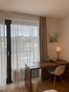 Cette chambre dispose d'un bureau et d'une grande fenêtre. dans l'établissement Hotel Room at Munich Central Station, à Munich