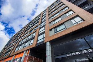 ボゴタにあるCozy Loft in the Heart of the Cityの背景高レンガ造り