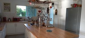 Kuchyň nebo kuchyňský kout v ubytování Gîte au bord du Tarn avec ponton et spa