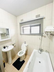 KitweにあるJacobi Apartmentsのトイレ、洗面台、浴槽を備えたバスルーム +7枚の写真