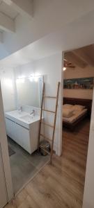 Postel nebo postele na pokoji v ubytování Gîte au bord du Tarn avec ponton et spa + 12 fotografií