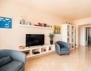 TV a/nebo společenská místnost v ubytování Apartamento con impresionantes vistas al mar
