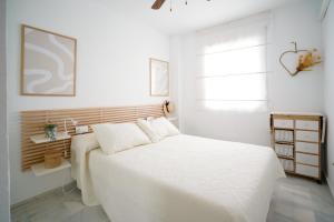 En eller flere senge i et værelse på Apartamento Torrox - Laguna Beach + 34 billeder