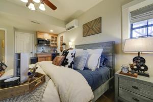 马斯希尔Secluded Mtn-View Retreat in Mars Hill的一间带床的卧室和一间厨房 更多18张照片