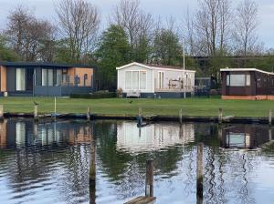 Uitzicht op een rivier vlak bij het chalet