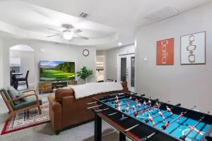 ein Wohnzimmer mit einem großen Bett und einem großen Billardtisch in der Unterkunft Perfect SA Getaway! Near Lackland SeaWorld Alamo Riverwalk in San Antonio