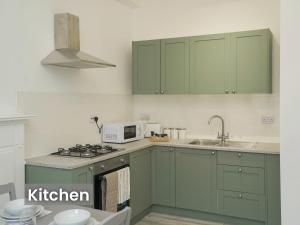 Kuchyň nebo kuchyňský kout v ubytování Edinburgh Modern Apartment in Haymarket, city centre