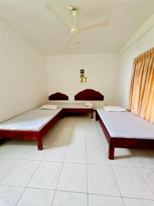 una camera con due letti e un soffitto di Seafood king hostel a Nilaveli