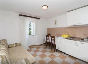 - une cuisine avec un canapé et une table dans une chambre dans l'établissement Apartments Angela, à Goveđari