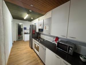 Kuchyň nebo kuchyňský kout v ubytování Downtown Apartments